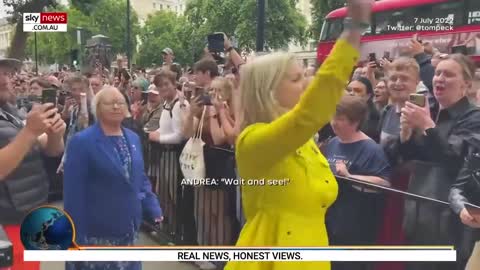 ‘Ridiculous behaviour’: UK education minister ‘flips the bird’ at crowd