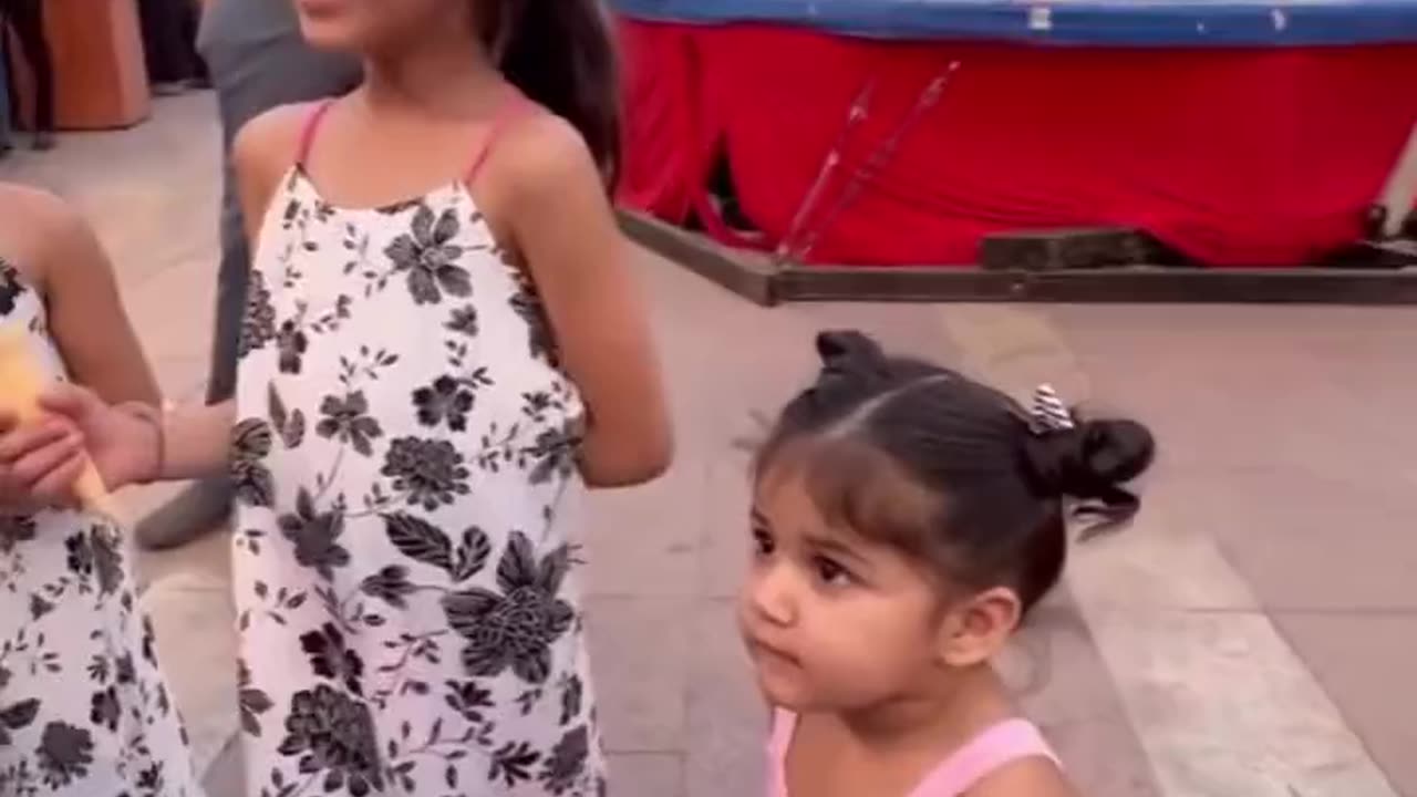 The girl should be given 2 icecreams for free!! Cute video