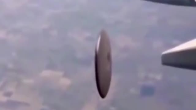 FLYING DISC SCREEDS NEXT TO THE AIRCRAFT WATCH THE VIDEO AND SHARE