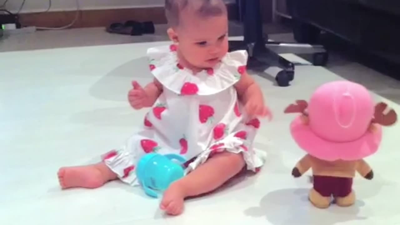 Little Braveheart: Baby Girl Defies Fear and Confronts Mechanical Toy Challenge!