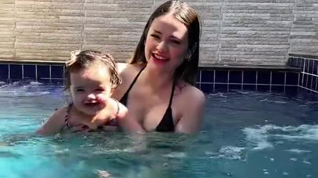 Primeira vez da nossa Melissa na piscina!