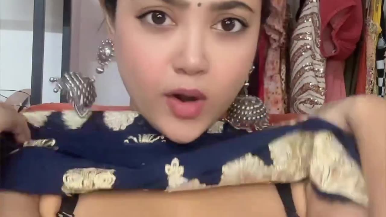 Mera Jhumka Gira Re Bareli Ke Bazaar Mein ❤️ Call Me Sherni In Unique Outfit Combination 💝