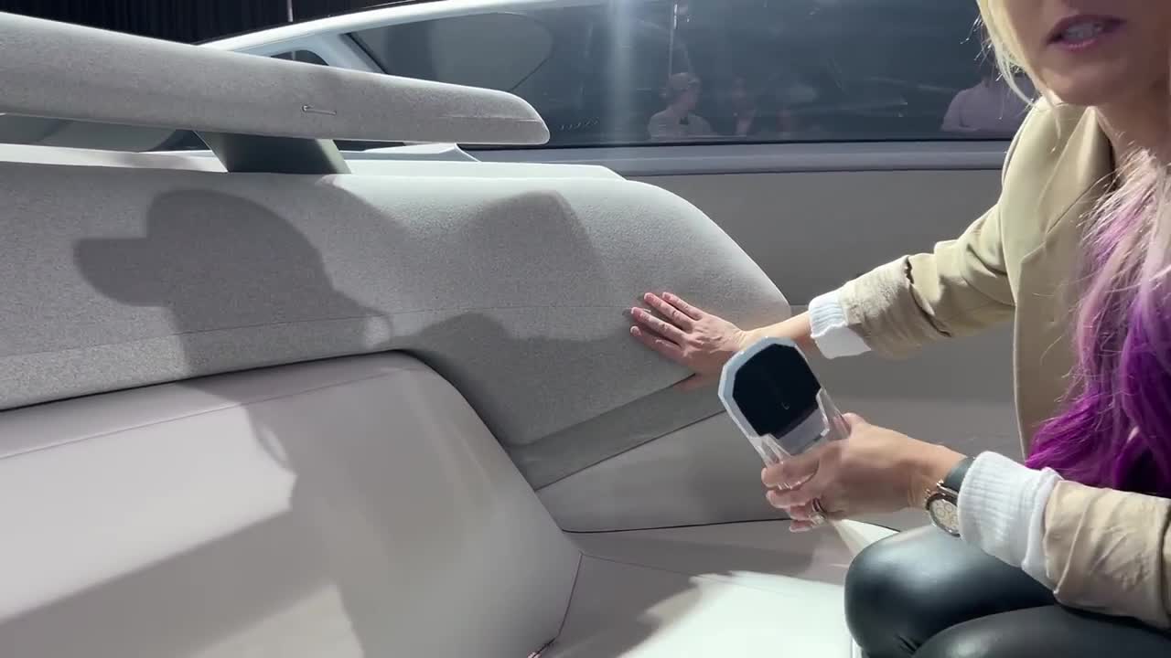 New Lincoln Model L100 Concept has a Cinema Floor