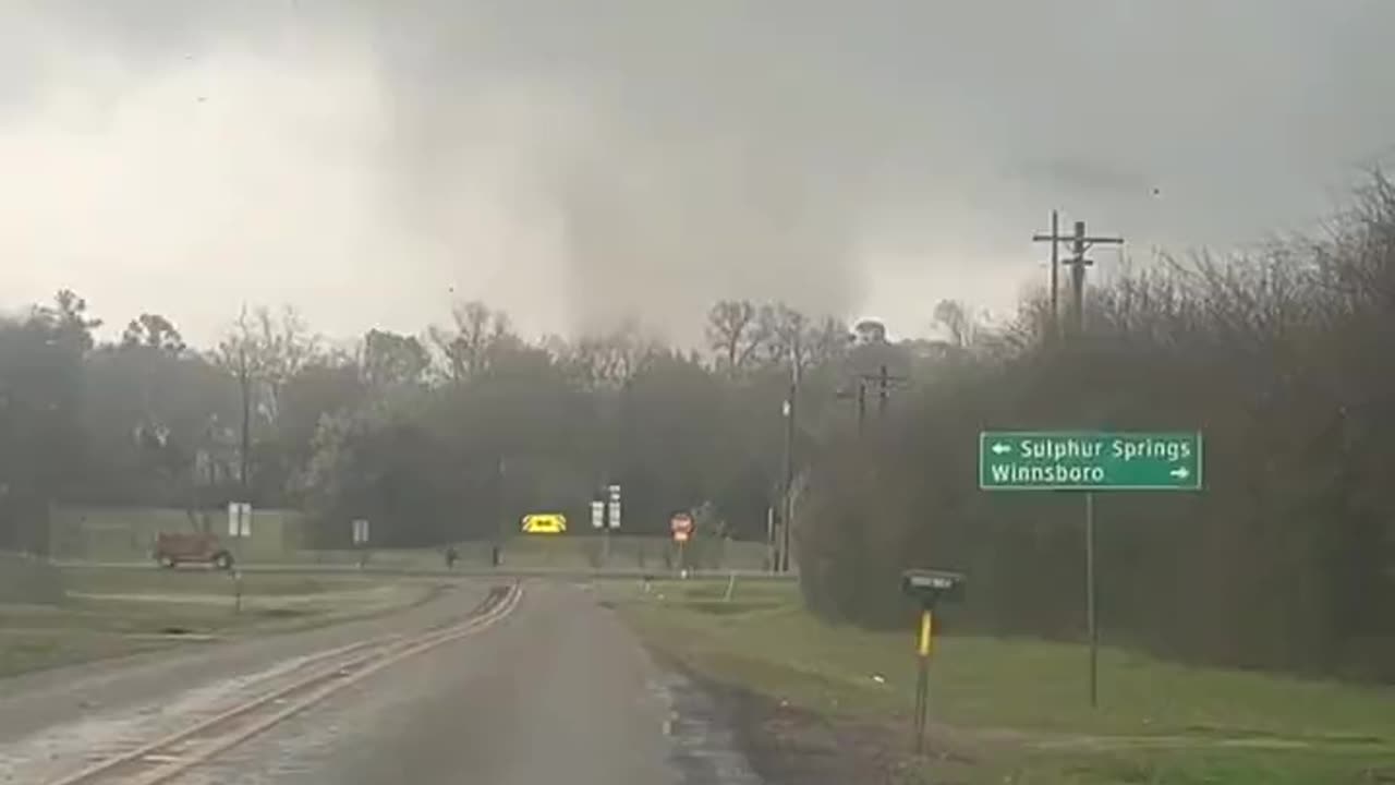 Texas tornadoes leave 92K without power