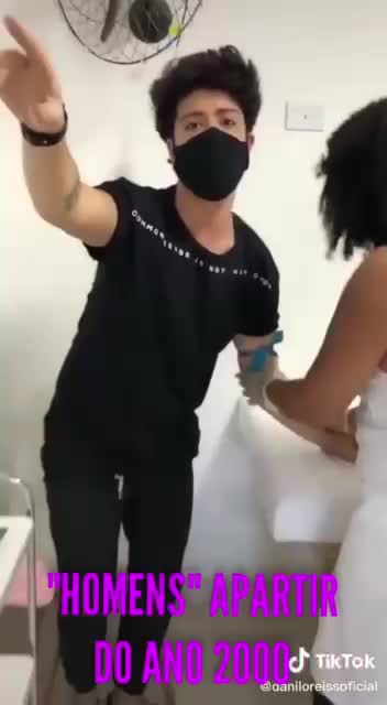 Homem aplicando a vacina e o outro chorando (anos 60, 70, 80 vs anos 2000)