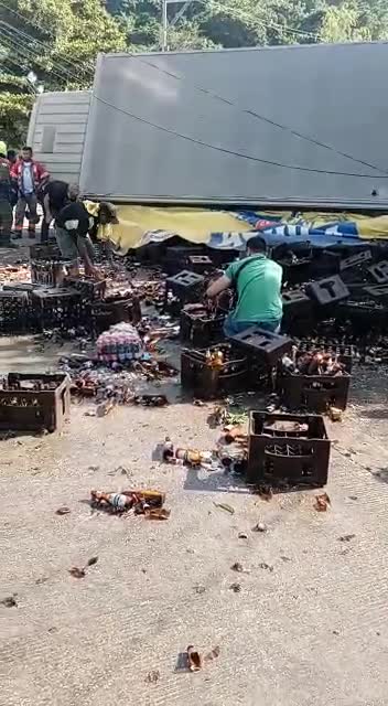 Camión con cervezas accidentado
