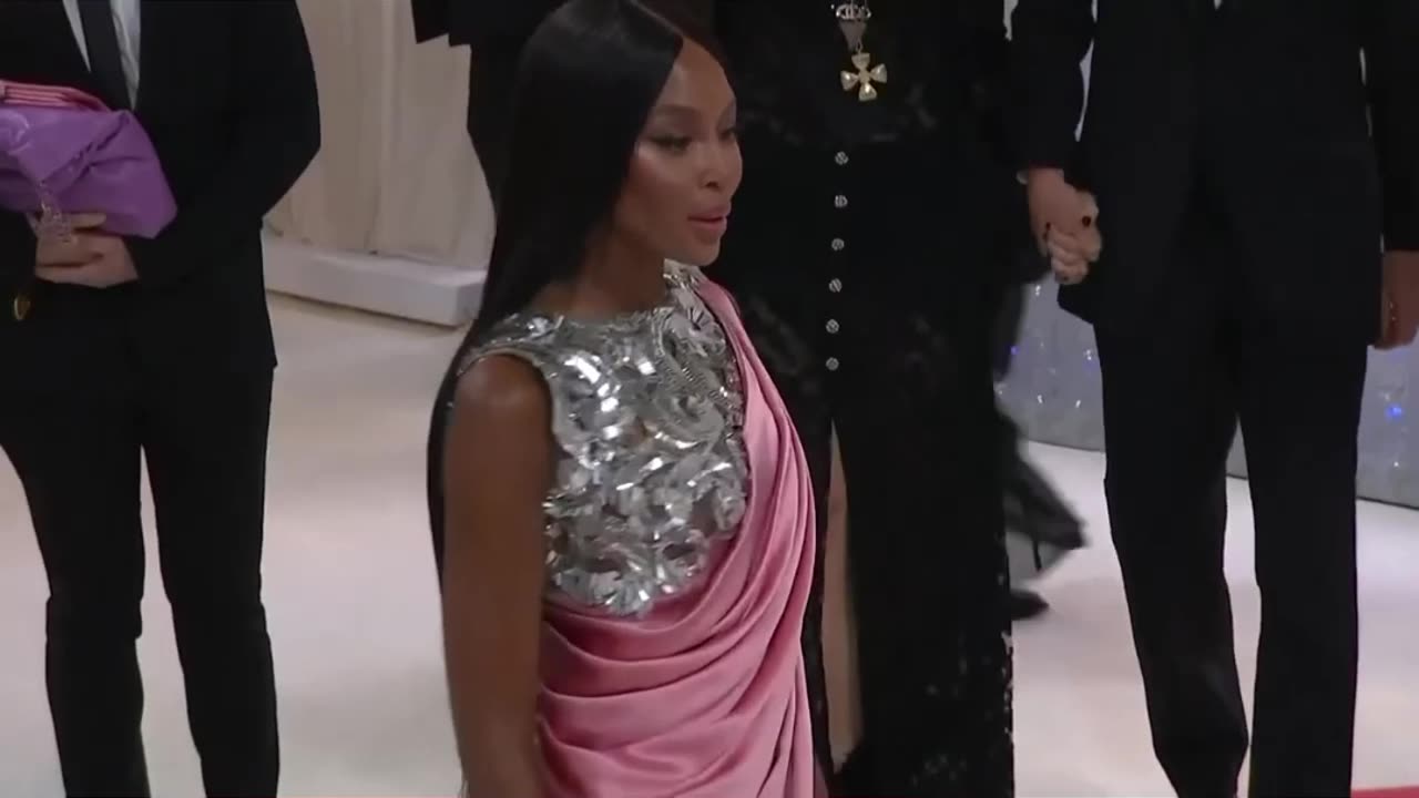 Emily Ratajkowski's Head-Turning Baby Bangs at Met Gala