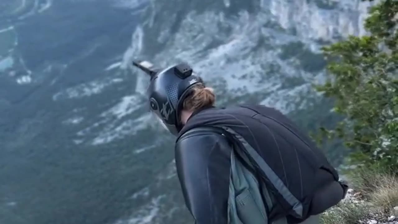 A girl jumped from the mountain without a parachute