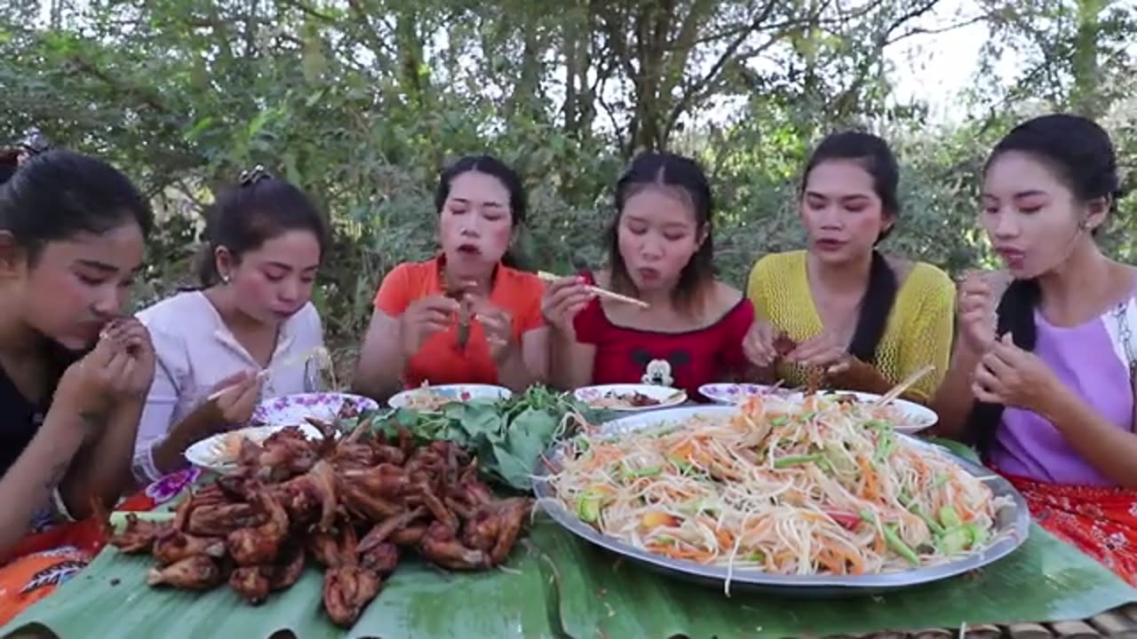 Yummy Food of cooking chicken wings crispy with papaya salad recipe