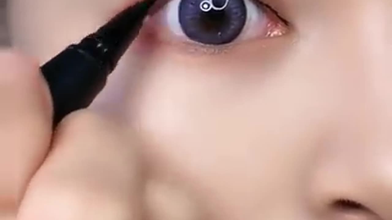 How to apply eyeliner