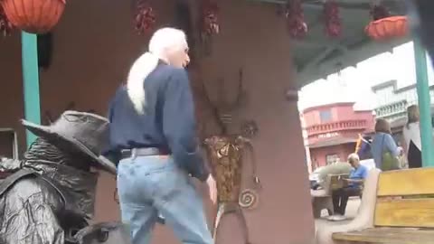 Hilarious statue prank