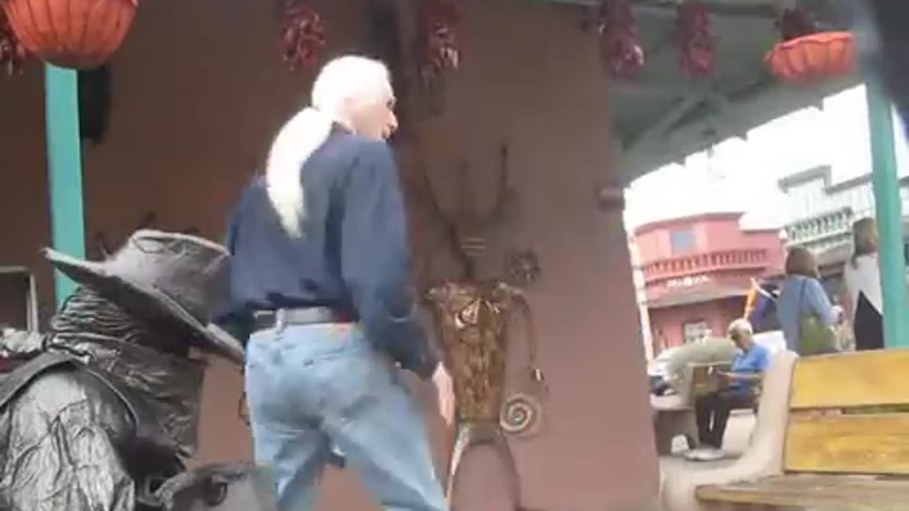 Hilarious statue prank