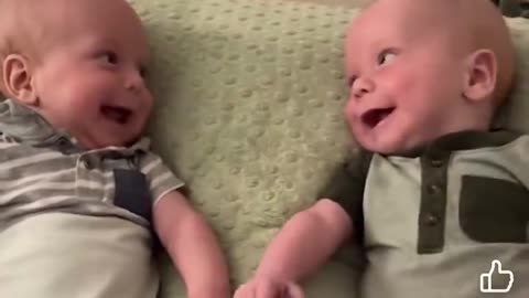 A new mother captured an unforgettable moment as her twins met each other for the first time. 😍❤️