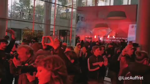 I manifestanti invadono Euronext, la Borsa di Parigi