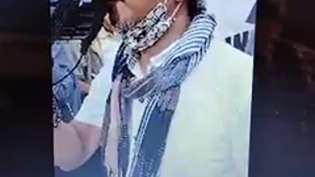 THE BRAVE PATRIOT IN THE RALLY AGAINTS MANDATE OF COVID.