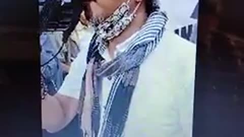 THE BRAVE PATRIOT IN THE RALLY AGAINTS MANDATE OF COVID.