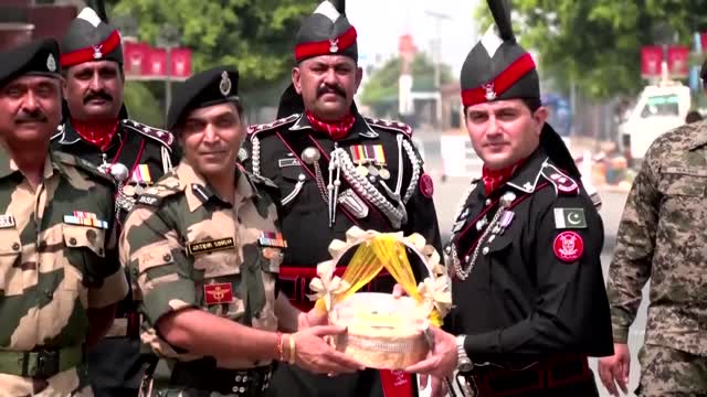 Pakistan troops give their Indian mirrors treats