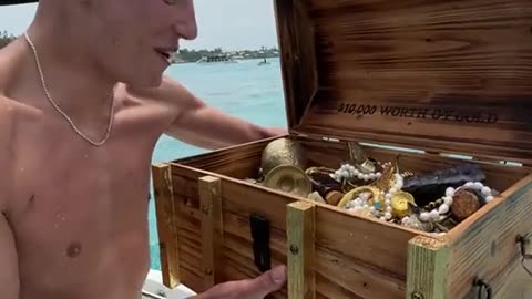 $1 or Mystery Chest? 🤨 #bermuda #treasure #theonepieceisreal