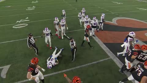 MNF Game Stopped After Players Loses Consciousness