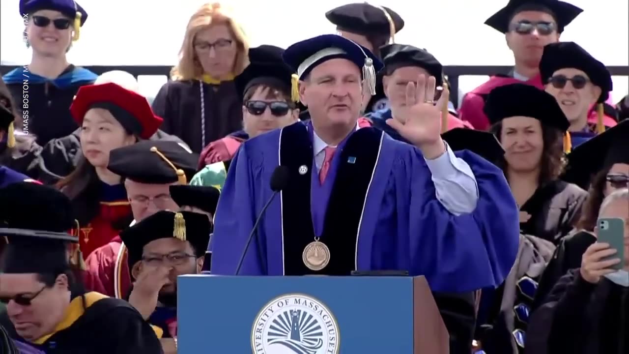 Billionaire Rob Hale gifts graduates $1000 during speech | USA TODAY