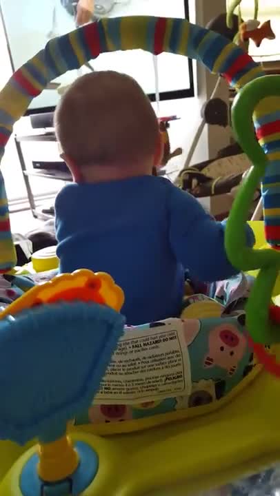 Niño considera a perro juguetón demasiado gracioso