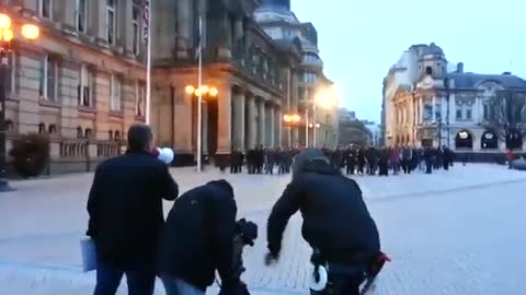 2022-03-03 La gente di Kiev corre ai rifugi sotto attacco aereo russo