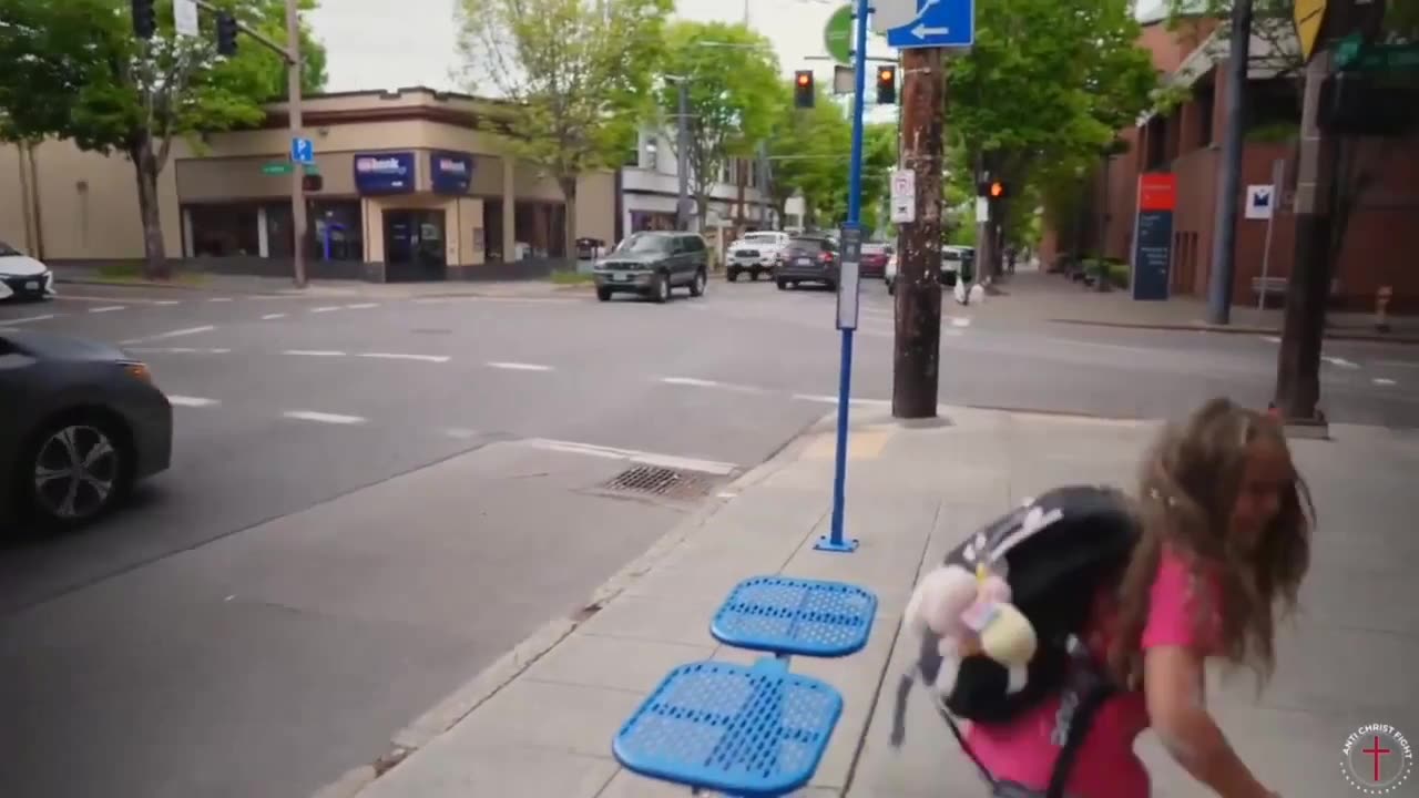 USA. Portland woman attacks anti-abortion protester.