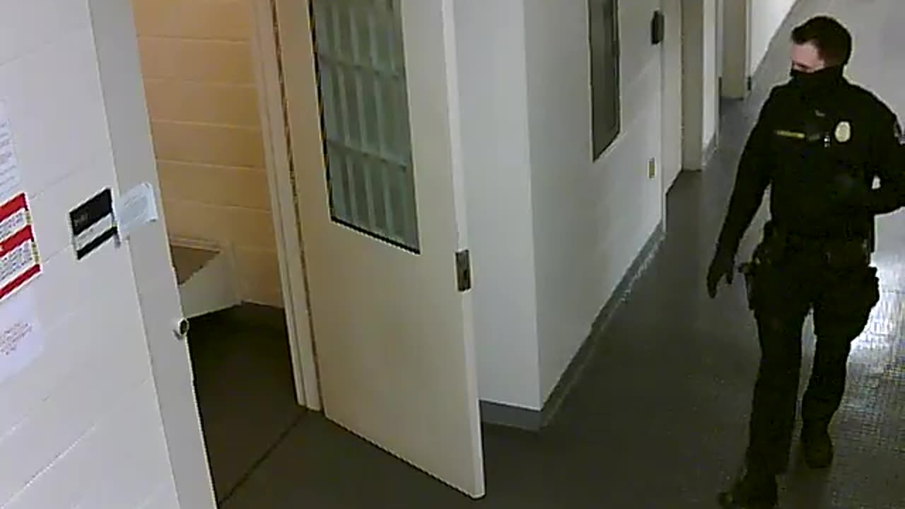 1665HQOB02PrisonerProcessingCell_2021-01-06_17h20min01s687ms.mp4