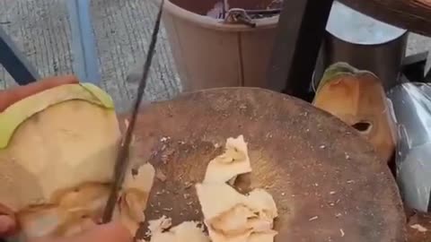 Asian Street Food Amazing Coconut Peeling Skills! - Habilidades em Cortar Coco