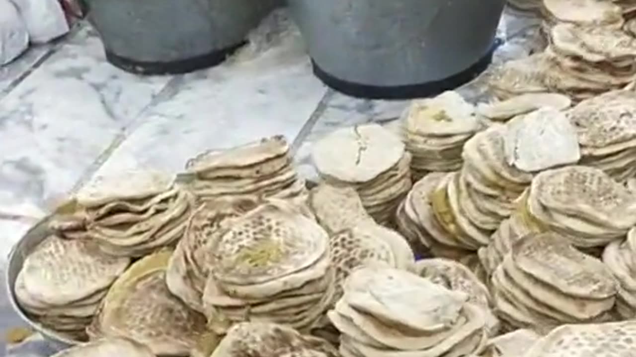 داتا دربار لنگر کی تیاری کرتے ہوئے