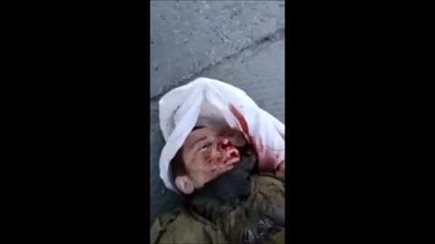 GRAPHIC: Ukrainian soldiers shooting captured Russian soldiers.