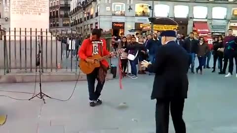 89 years old man dancing with street performer in Madrid - Mr. Mariano crazy dance