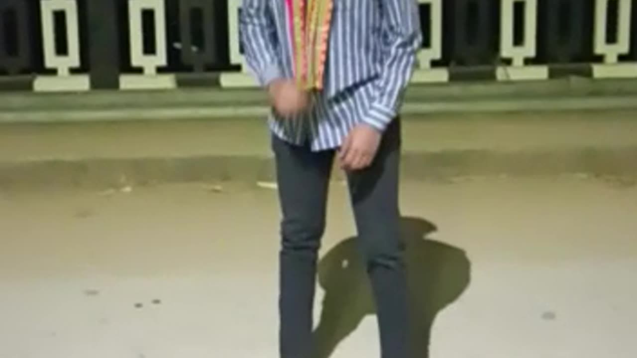 A boy try to jump like tiger shroff 😅😅😅