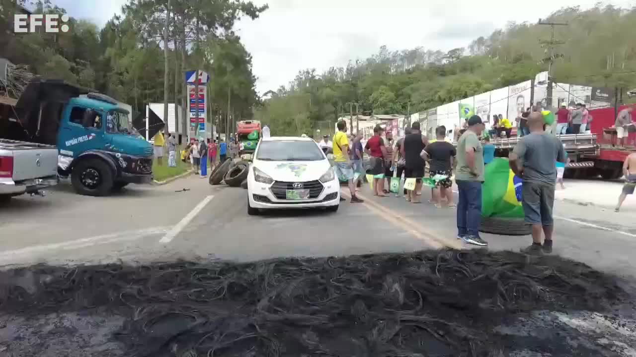 Bolsonaristas bloquean carreteras en Brasil tras resultado electoral