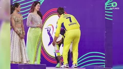 Arijit Singh touched feet of MS Dhoni at IPL Opening Ceremony 😍