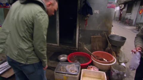 Karl Pilkkngton trying weird foods