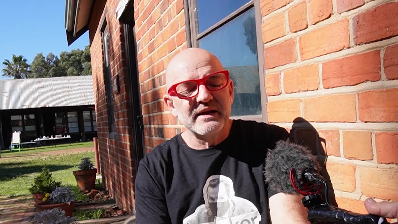 Non Compliant Citizen Steve: Cafe Locked Out on The Road