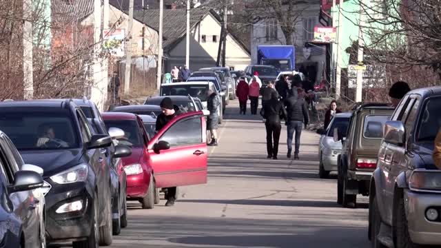 Fleeing war, people cross into Romania from Ukraine