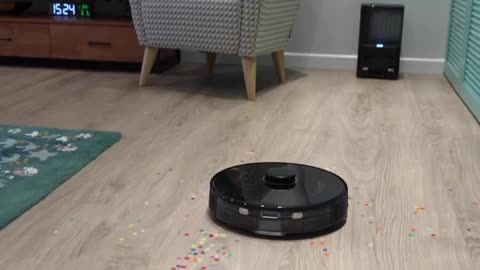 Adorable cat unboxing the new Verefa L11 Pro robot vacuum cleaner
