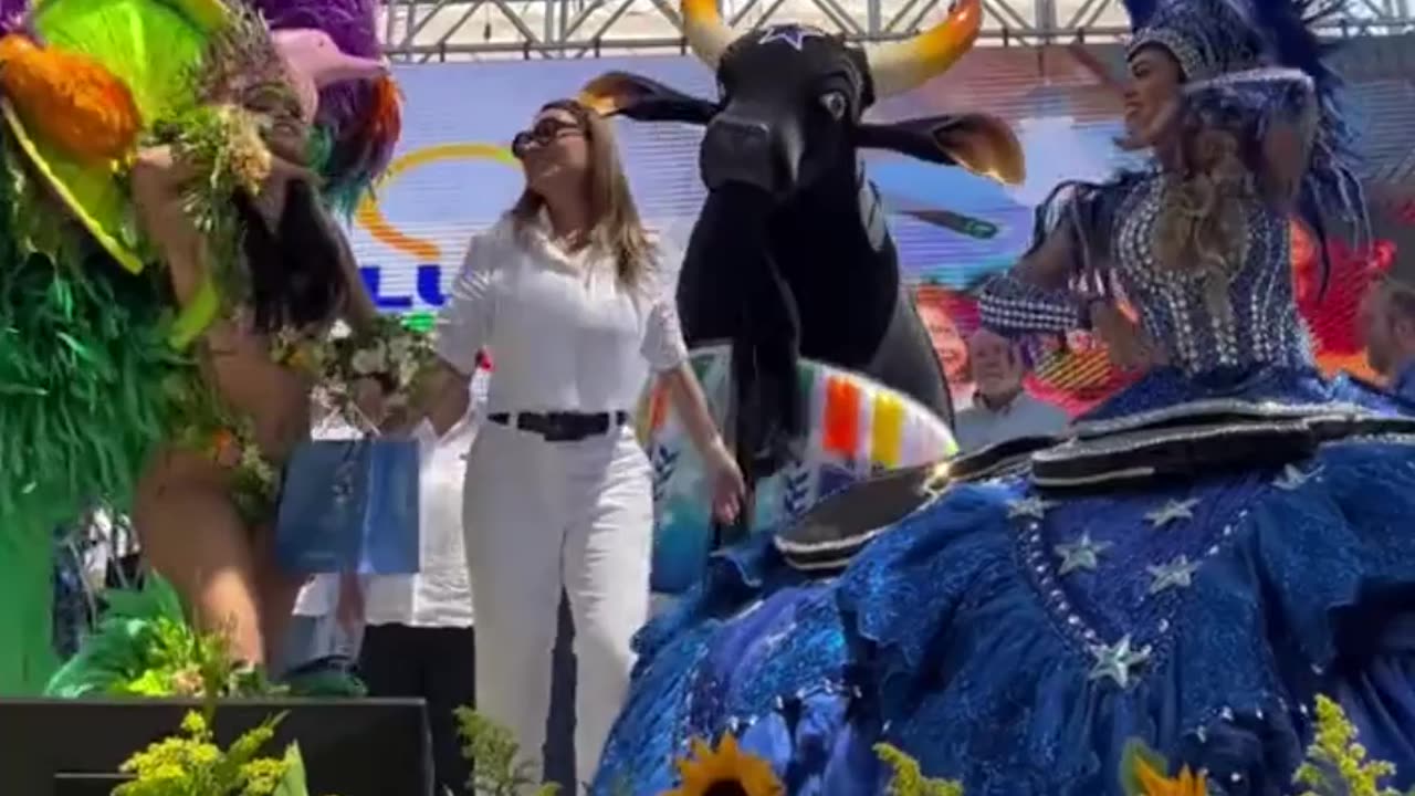 Janja dança toadas dos bumbás Caprichoso e Garantido em Parintins
