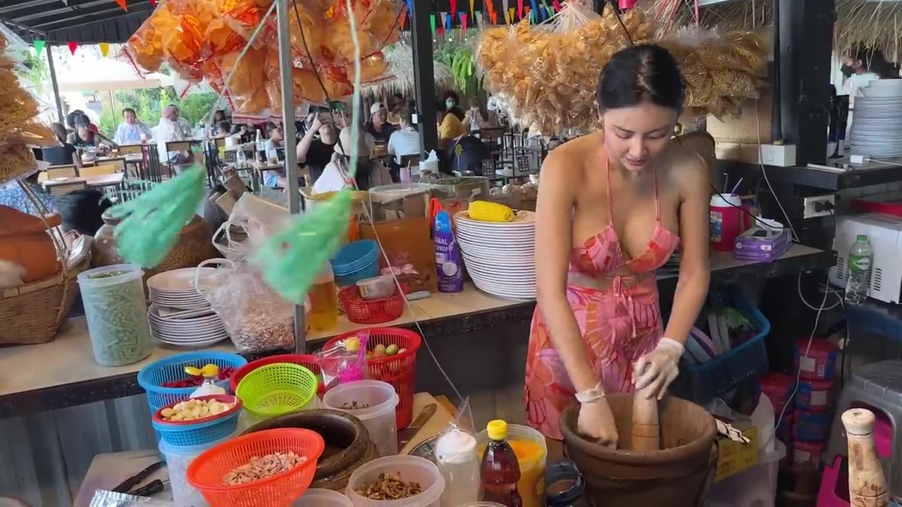 The Most Famous Meat Salad Served By Beautiful Pattaya Lady - Thailand Street Food