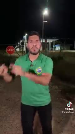 Lula finge que faz.