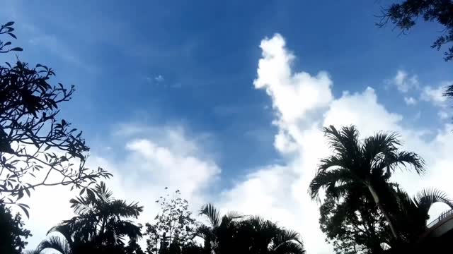 video blue sky moving cloud background