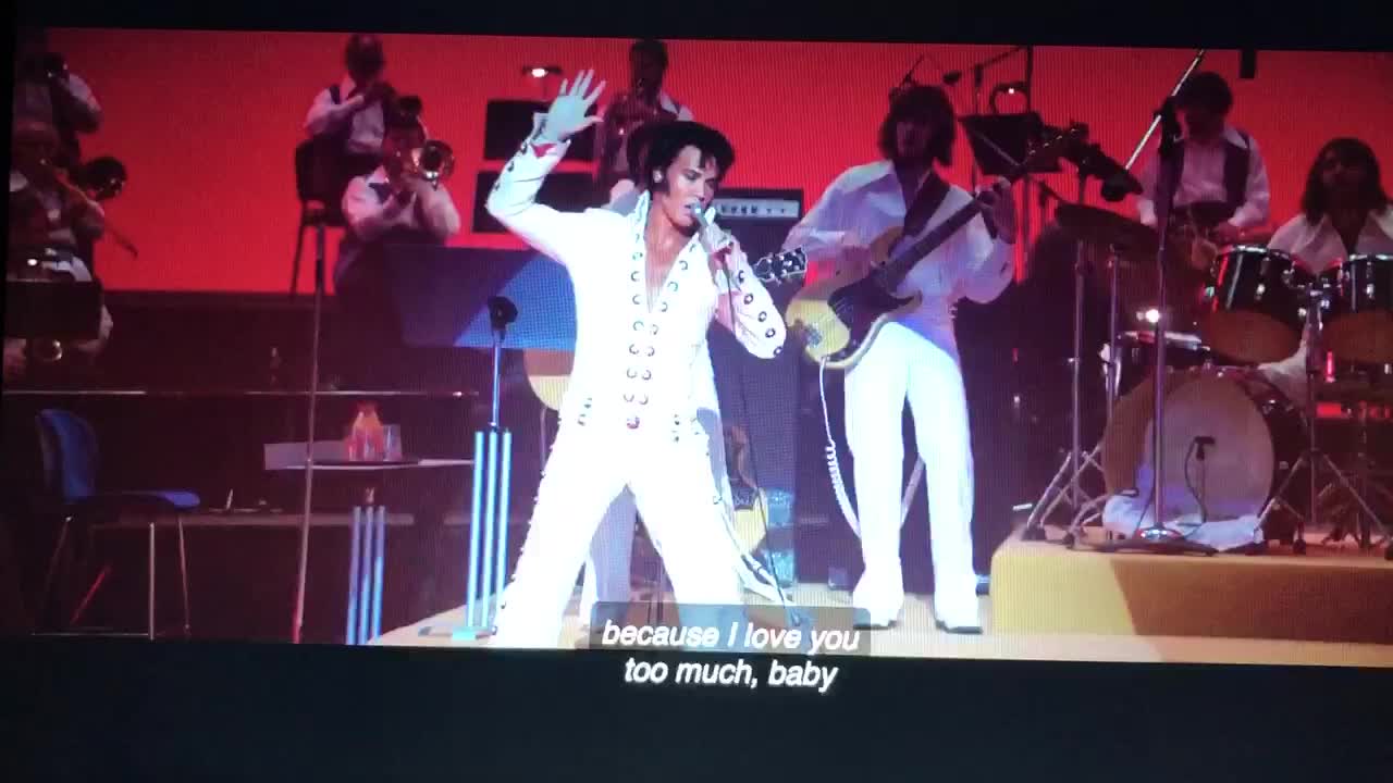 Review Elvis 2022 scene: Love too