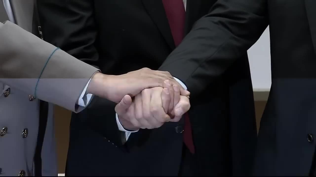 Visiting Crew Conducts News Conference in Russia