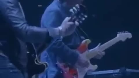 Eric Clapton performing "Layla" with ‪john mayer‬ at the 2019 Crossroads Guitar Festival