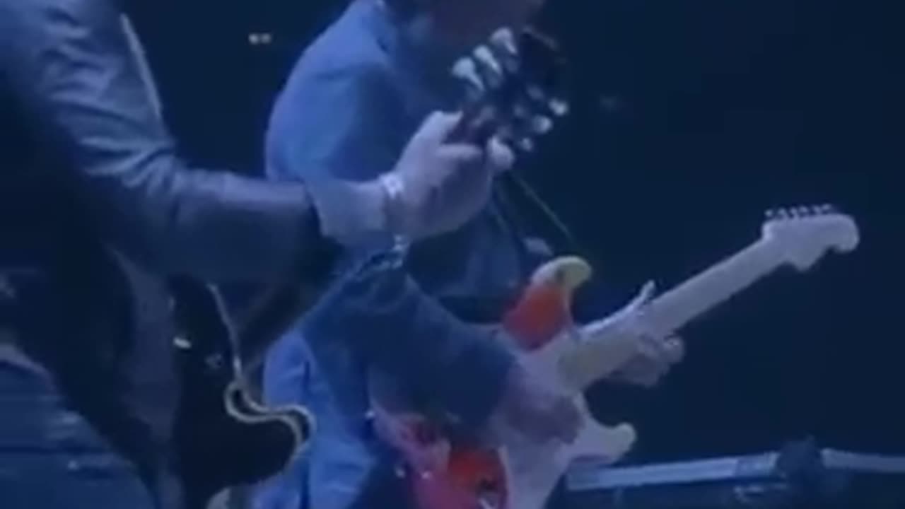 Eric Clapton performing "Layla" with ‪john mayer‬ at the 2019 Crossroads Guitar Festival