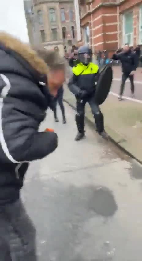 Politiet slår demonstrant i hovedet med knippel i Amsterdam
