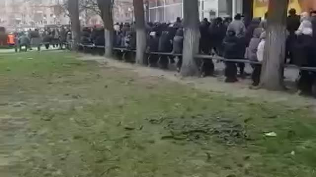 Queue for humanitarian aid in the city of Kherson