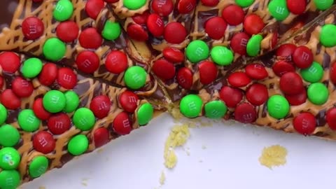 M&M Candy Decorating for Pizza Cake